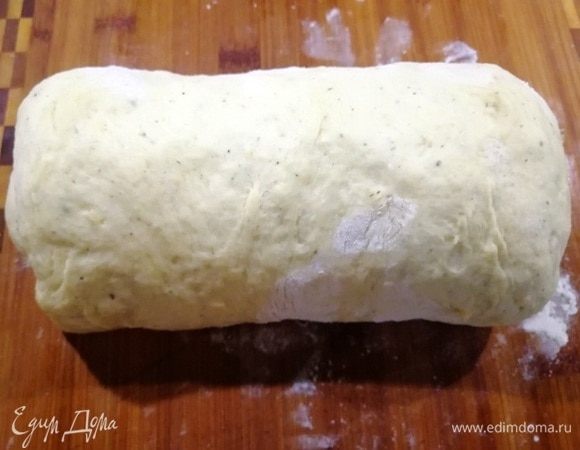 Сворачиваем тесто с сыром рулетом.