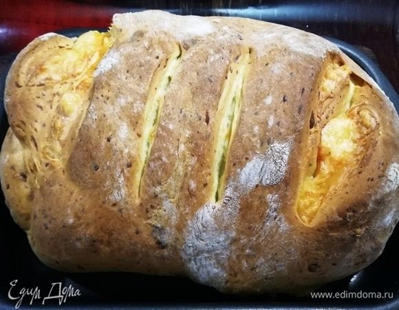 Выпекаем хлеб при 200⁰С в течении 20–25 минут. Вот такой румяный, суперсырный красавец должен получиться. Корочка хрустящая и очень вкусная.