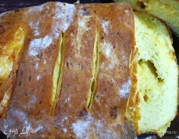 Мякиш с прослойками сыра, нежный и пушистый.