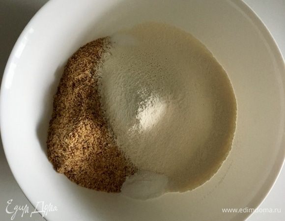 Просеять в чашу пшеничную муку. Добавить к ней муку фундучную. Если у вас нет готовой фундучной муки, то это ничего страшного. Можно сделать муку из фундука самостоятельно. Для этого обжарьте, очистите и измельчите до состояния муки орехи. Итак, смешайте в чаше два вида муки, щепотку соли и разрыхлитель