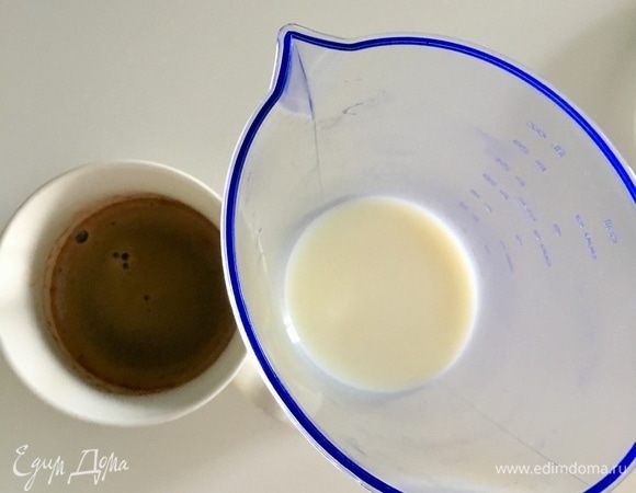 Приготовьте крепкий кофе. И смешайте в кувшине с носиком молоко и кофе.