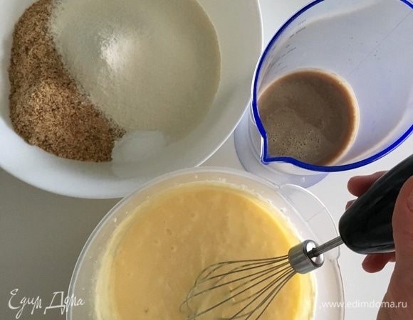 Теперь необходимо к яично-сахарно-масляной массе постепенно в несколько этапов вмешать сухие ингредиенты (муку, соль и разрыхлитель) и жидкие ингредиенты (кофе с молоком). Вмешивать сухие и жидкие ингредиенты поочередно, каждый раз взбивая венчиком до однородного теста.