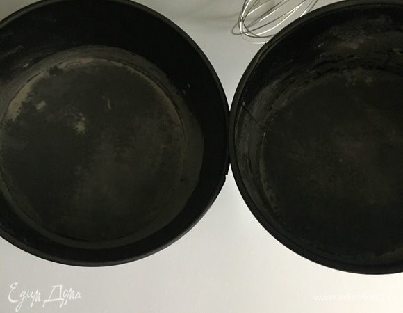 Разогрейте духовку до 180°C. Смажьте маслом и присыпьте мукой две разъемные формы по 16 см в диаметре.