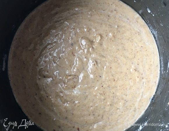 Разлейте тесто по формам и выпекайте в духовке около 40–45 мин до сухой спички.