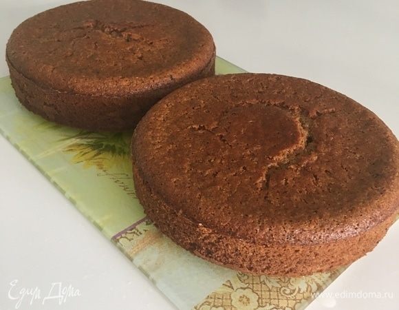 После выпекания коржей дайте им немного остыть, извлеките из формы и остудите до полного. Вот мои высокенькие, немного пухленькие, я бы так охарактеризовала, фундучные коржики. Очень ароматные уже на этом этапе. Фундук, кофе... Уже вкусно! Сначала было желание разрезать каждый корж пополам, но у автора рецепта этого не предполагалось, и я доверилась рецепту! И это оказалось безошибочное решение.