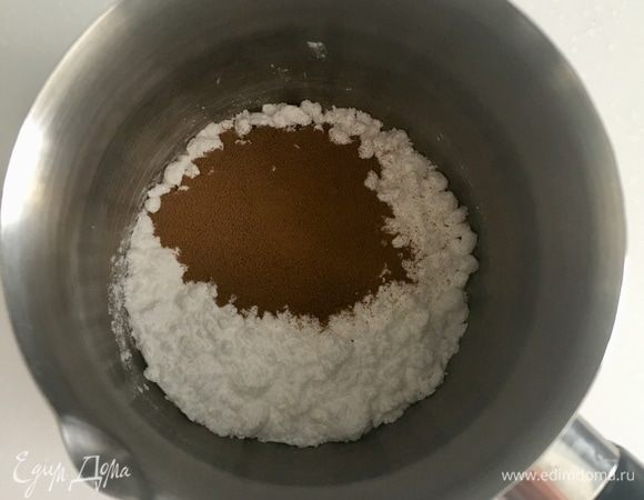 Приготовим пропитку для коржей. По поводу пропитки — это также моя инициатива, в оригинальном рецепте ее нет. Просто я боялась, что высокие коржи будут суховаты. А вот это оказалось зря. Коржи по этому рецепту уже самодостаточны настолько, что не нуждаются в пропитке. Но от того, что я ее приготовила, думаю, стало только еще лучше. Итак, здесь все просто: в емкости смешать сахарную пудру, растворимый кофе хорошего качества, ликер «Бейлиз» и пару–тройку столовых ложек воды. Довести кофейный соус до кипения.