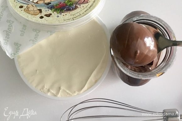Приготовим крем. Для крема необходимы всего два ингредиента: сыр маскарпоне и шоколадно-ореховая паста «Нутелла».