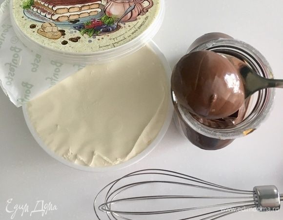 Приготовим крем. Для крема необходимы всего два ингредиента: сыр маскарпоне и шоколадно-ореховая паста «Нутелла».