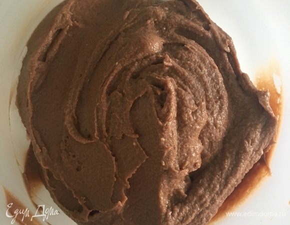 Соединить пасту и маскарпоне до гладкого однородного крема.