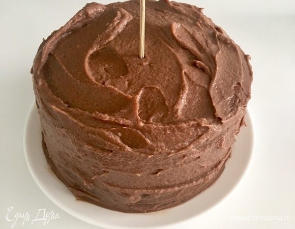 Положить сверху второй корж, также пропитать кофейным соусом и распределить по нему остальной крем. Покройте весь торт — и верх, и бока — кремом. Уберите тортик в холодильник по крайней мере на несколько часов. Я собирала торт с вечера.