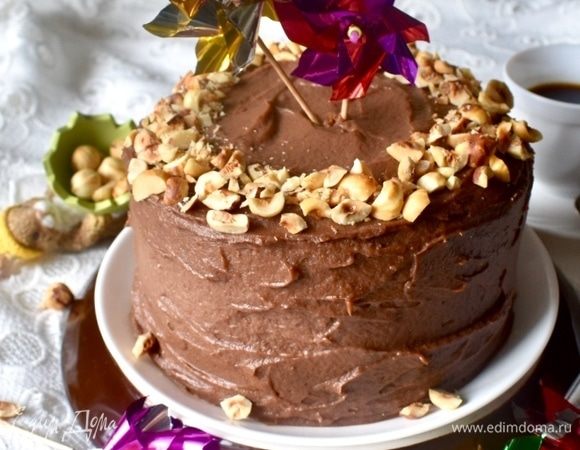 А утром осталось лишь порубить жареный фундук, и посыпать торт немного сверху для украшения.