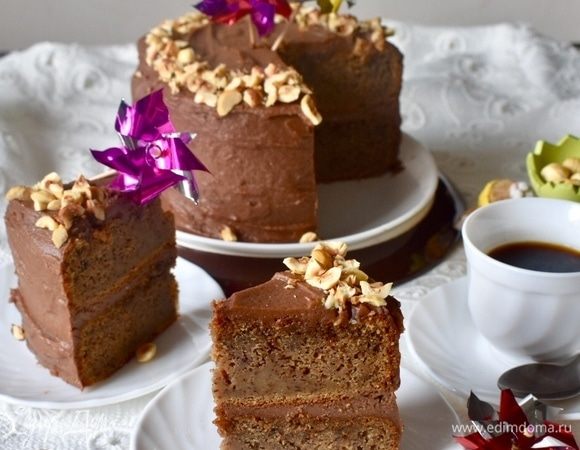 И можно подавать любимым людям и пробовать самим! Кофе, чай, кто что любит! Я с утра исключительно кофе и кусочек такого тортика! Мммм... Вкусно до безобразия! Вкус благодаря тому, что коржи приготовлены с использованием муки из фундука с добавлением крепкого очень яркий, глубокий, богатый, я бы так сказала. Вкус весьма оригинальный и ни с чем не сравнимый! Сами коржи уже самодостаточны, я говорила. А мы их еще пропитали кофейным соусом, они получились еще более влажными и ароматными!