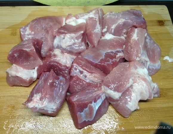 Мясо тут свинина, окорок (лопатка) — самые недорогие части. Режем крупно, размер с кулачок, или напополам. И говядина, и баранина, конечно, не испортят блюда, но нам бы побыстрее и попроще в этот раз.