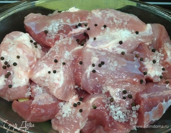 Как все уложили плотно-плотно, соль и перец сверху.