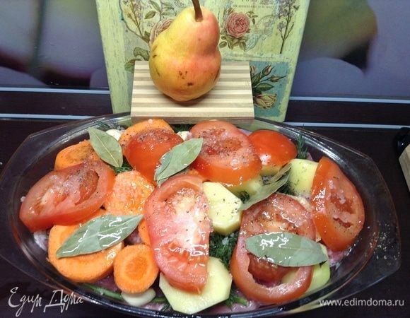 Сверху выложили помидорки, тоже толстенькими кольцами. К слову, тут как раз способность помидор, прижатых к картофелю, долго оставлять его сырым, к месту, так как блюдо готовится часа два с небольшим, картошка будет «как раз... Соль, перец (тут уже подавленный), лавровый лист и чуть-чуть сбрызнуть растительным маслом. Именно чуть. А если мясо с жирком, так можно и без масла вовсе. Забыл. Вот он секретный — груша :). Исключительно для фотографии и понимания, что после ужина будет сладкое.