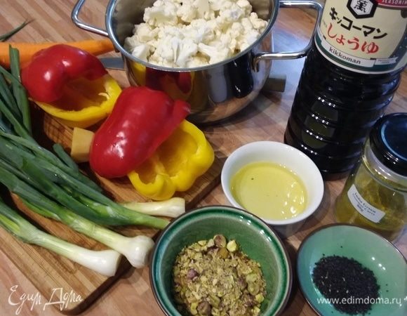 Цветную капусту обмыть, обсушить и разобрать на мелкие соцветия. Перец очистить от семян и перепонок и нарезать на тонкие полоски. Имбирь очистить и мелко порубить или натереть на терке. Зеленый лук нарезать кольцами, а морковь брусочками. Приготовить все остальные ингредиенты, так как блюдо готовится достаточно быстро.