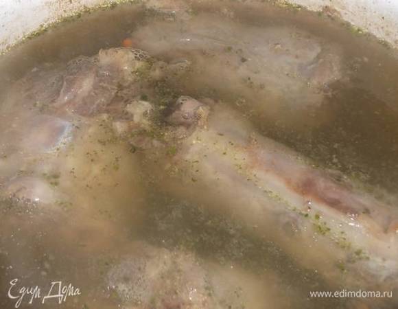 В 3–х литровой кастрюле отварить шею индейки. Отделить мясо от костей.