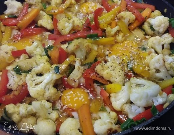 Яйца аккуратно выложить на овощи, немного делая лопаточкой для них ямки и довести до той кондиции, которая нравится вам. Если прикрыть крышкой, то яйца приготовятся за 2–3 минуты, желтки останутся жидкими внутри, а овощи получаются не до конца приготовленными (аль денте).