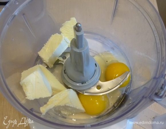 Для теста в комбайн сложить: масло, яйца, сахар.