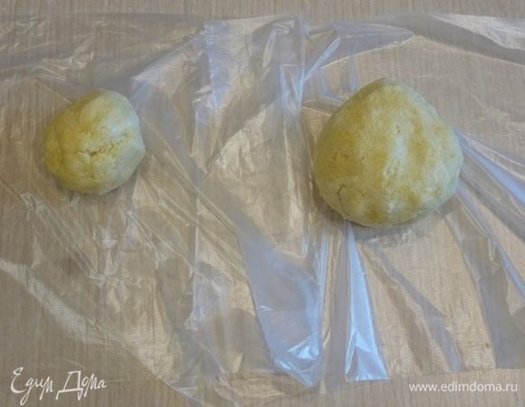 Из теста скатать 2 неравных шара и завернуть в пленку. Убрать в холодильник на 1 час.