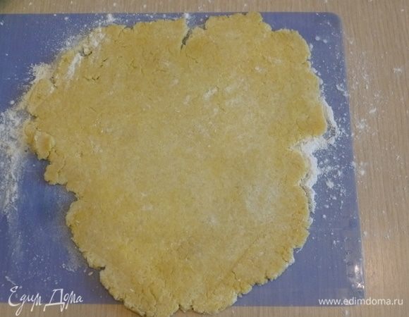 Большую часть раскатать и аккуратно перенести в смазанную маслом форму. Для этого удобно свернуть тесто 2 раза, а развернуть уже в форме.