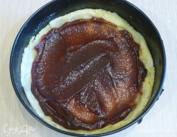 Сформировать небольшие бортики. Выложить варенье (или повидло).