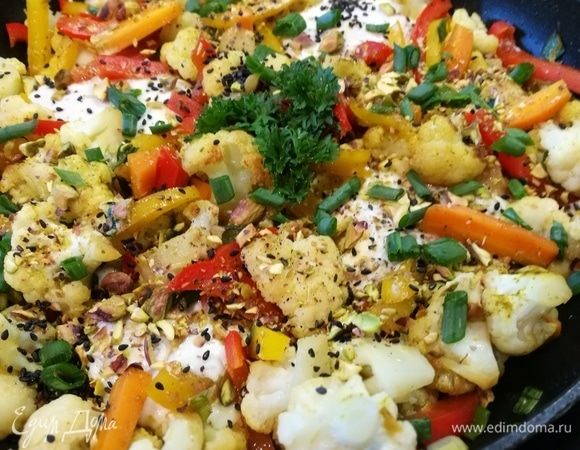 Подавать, посыпав зеленым луком, петрушкой или кинзой, жареными фисташками и кунжутом. Я сбрызнула маслом из жареного кунжута для аромата.