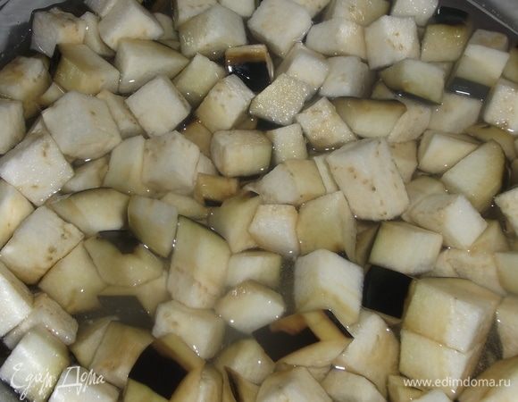 Баклажан замочить в подсоленной воде.