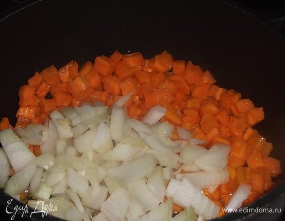 На растительном масле припустить морковь до изменения цвета. Добавить лук и также припустить до изменения цвета.