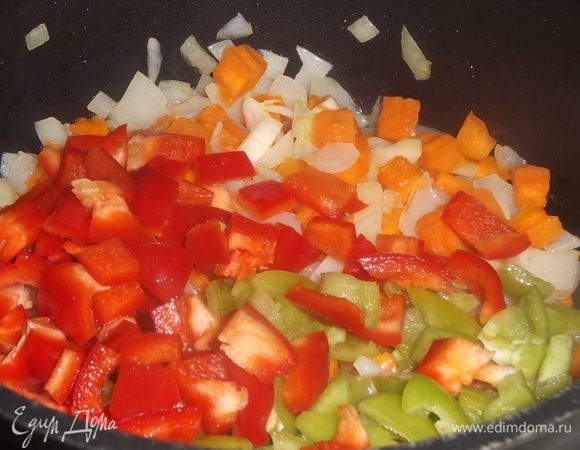 Добавить нарезанный перец, обжарить до полуготовности.