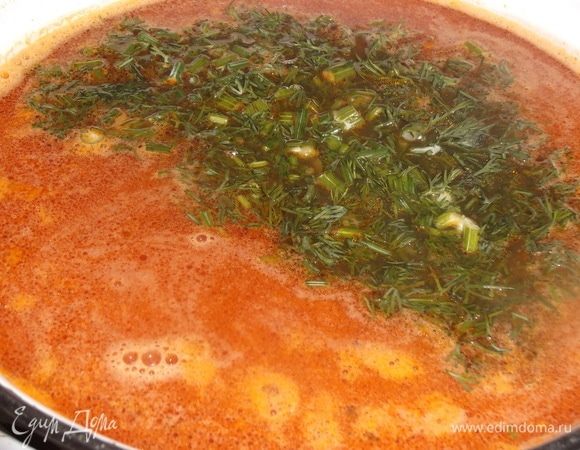 В кипящий бульон добавить рис и тушеные овощи с нарезанным укропом. Посолить.
