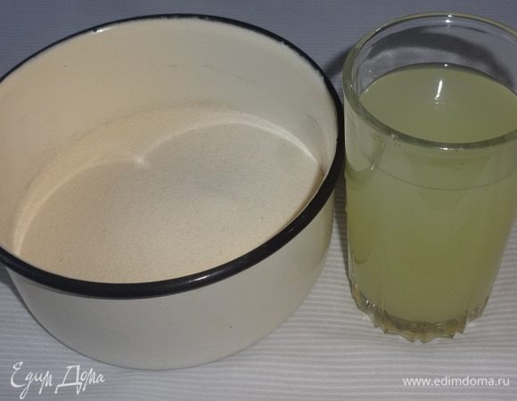 Манную крупу (1 ст. л. отложить для посыпания формы) залить сывороткой и дать постоять 15 минут для набухания.