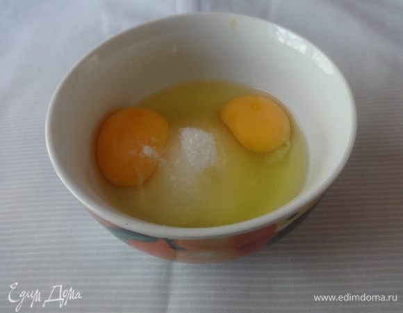 2 яйца соединить с 0,5 стакана сахара, ванилином, солью, взбить.