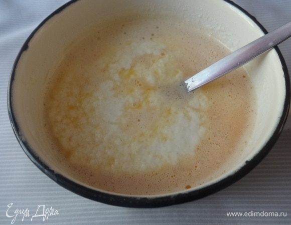 К разбухшей манке добавить яично-сахарную смесь, всыпать соду, перемешать.