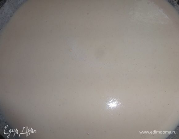 Форму смазать растительным маслом, посыпать манкой дно и бока. Вылить манное тесто в форму и поставить в духовку, разогретую до 180 ͦ С на 10 минут.