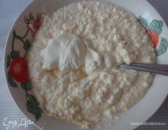 Добавить сметану и еще раз тщательно перемешать.