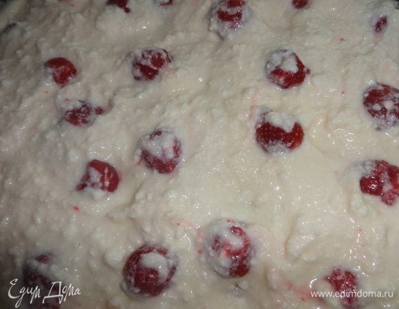 Между клубникой разложить творожную массу.