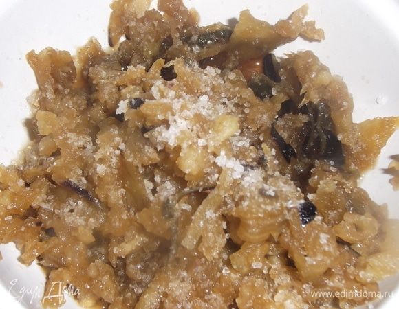 Баклажан очистить, натереть на крупной терке, посыпать солью. Перемешать. Оставить, пока готовите тесто.