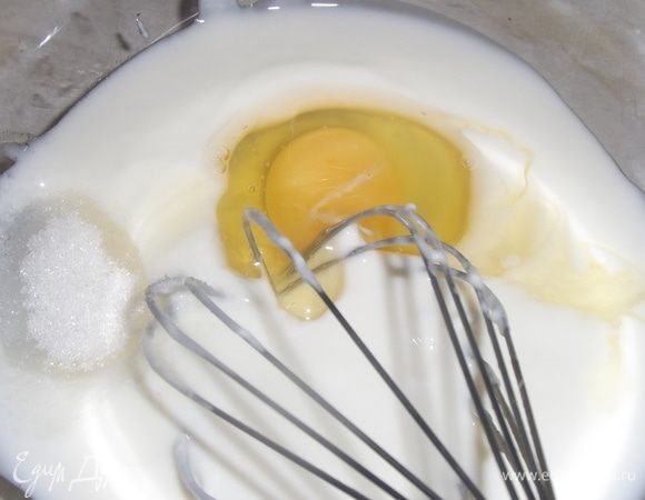 Кефир смешать с яйцом и сахаром.