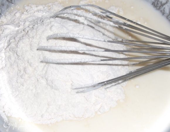 Добавить муку, соду, растительное масло.