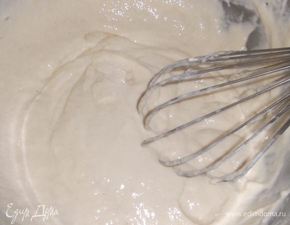 Перемешать. Оставить настояться тесто на 10 минут.