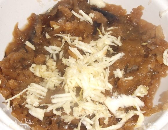 В баклажан выдавить или натереть чеснок. Перемешать.