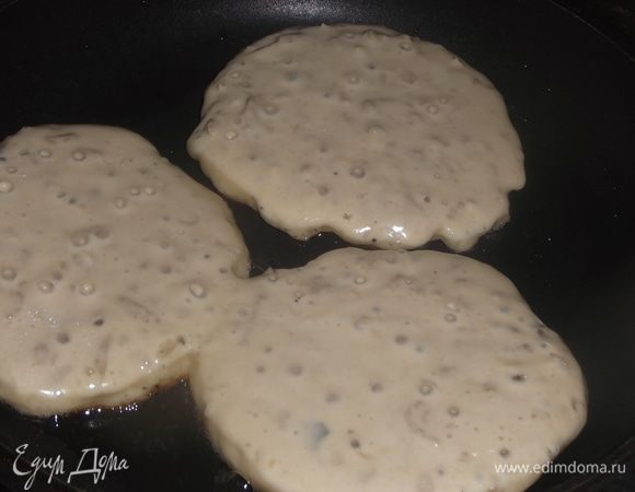 Выложить ложкой оладьи на разогретую и смазанную растительным маслом сковороду.