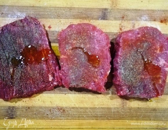 Соли и перчим с двух сторон, смазываем оливковым маслом. Пусть немного отдохнет, пока мы занимаемся лапшой из кабачков.