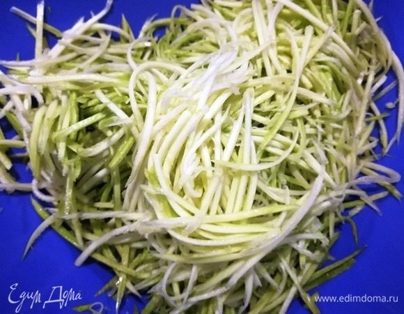 Кабачки натрем на терке для корейской моркови.