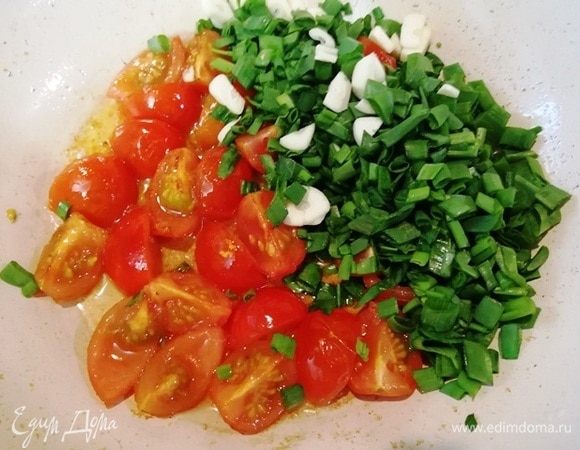 Выкладываем помидоры, лук и чеснок в сковороду, разогретую с небольшим количеством растительного масла. Обжариваем буквально 5 минут.