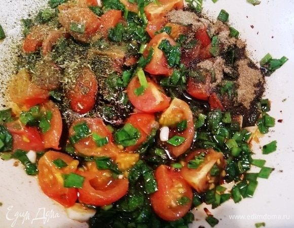 Добавляем соевый соус, перец, соль. Перемешиваем.