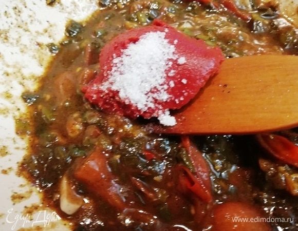 Добавляем томатную пасту и сахар. Перемешиваем. Тушим 5 минут.