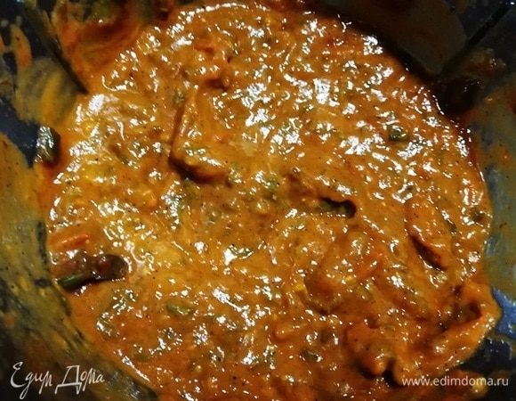 Измельчаем овощной соус с помощью кухонного комбайна.