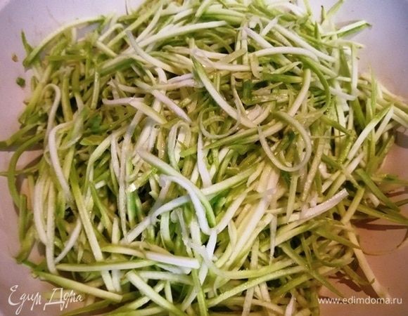 В сковороде разогреваем растительное масла и быстро обжариваем кабачки на сильном огне. Достаточно 2–3 минут.